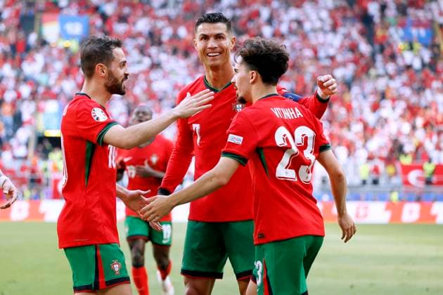 BERNARDO SILVA Team Portugal jubelt mit Kapitaen RONALDO Cristiano und VITINHA nach Eigentor zum 0 : 2 UEFA Fussball EURO 2024 in Deutschland Vorrundenspiel Gruppe F Tuerkei - Portugal 0 : 3 am 22.06.2024 in Dortmund DFL REGULATIONS PROHIBIT ANY USE OF PHOTOGRAPHS as IMAGE SEQUENCES and or QUASI-VIDEO Copyright: xLacixPerenyix