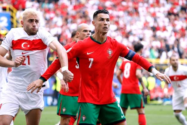RONALDO Cristiano Kapitaen Team Portugal mit YILMAZ UEFA Fussball EURO 2024 in Deutschland Vorrundenspiel Gruppe F Tuerkei - Portugal 0 : 3 am 22.06.2024 in Dortmund DFL REGULATIONS PROHIBIT ANY USE OF PHOTOGRAPHS as IMAGE SEQUENCES and or QUASI-VIDEO Copyright: xLacixPerenyix
