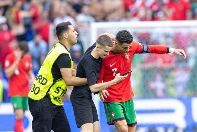 Turkiye v Portugal - UEFA EURO, EM, Europameisterschaft,Fussball 2024 A pitch invader takes a selfie photograph with Portugal s forward Cristiano Ronaldo during the UEFA Euro 2024 Group F match between Turkiye v Portugal, at the BVB Stadion Dortmund in Dortmund, Germany, on June 22, 2024. Dortmund Germany  Copyright: xAndrzejxIwanczukx originalFilename:iwanczuk-turkiyev240622_npQcy.jpg
