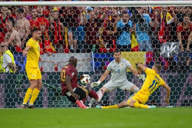 GER, EURO 2024, Group E, Belgien (BEL) vs Rumänien (ROU) 22.06.2024, Cologne Stadium, Koeln, GER, EURO 2024, Group E, Belgien (BEL) vs Rumänien (ROU) Im Bild: Romelu Lukaku (Belgien BEL, 10); Ball am Fuss; Florin Nita (Rumänien ROU, 01); Andrei Barcu (Rumänien ROU, 15); Einzelaktion, Ganzkörper Ganzkoerper; Freisteller, Einzelbild, Aktion, Action, Spielszene; Gestik, Mimik, Emotionen;