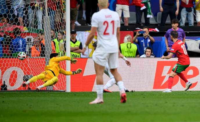 Bernardo SILVA r. (POR) schiesst das Tor zum 0:1, Aktion, gegen Torwart BAYINDIR Altay (TUR), AKtion, Zweikampf, Vorrunde 2. Spieltag, Gruppe F, Match M23, Tuerkei (TUR) - Portugal (POR), am 22.06.2024 in Dortmund Deutschland. Fussball Europameisterschaft 2024 vom 14.06. - 14.07.2024 in Deutschland. Â