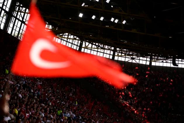 Feature, Suedtribuene in DO, Fans aus TUR schwingen Fahnen, Flaggen, Vorrunde 2. Spieltag, Gruppe F, Match M23, Tuerkei (TUR) - Portugal (POR), am 22.06.2024 in Dortmund Deutschland. Fussball Europameisterschaft 2024 vom 14.06. - 14.07.2024 in Deutschland. Â