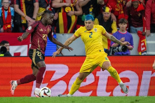 GER, EURO 2024, Group E, Belgien (BEL) vs Rumänien (ROU) 22.06.2024, Cologne Stadium, Koeln, GER, EURO 2024, Group E, Belgien (BEL) vs Rumänien (ROU) Im Bild: Andrei Ratiu (Rumänien ROU, 02); Jeremy Doku (Belgien BEL, 22); im Zweikampf, Duell, Dynamik, Aktion, Action, Spielszene; Gestik, Mimik, Emotionen; Ball am Fuss; Spielszene;
