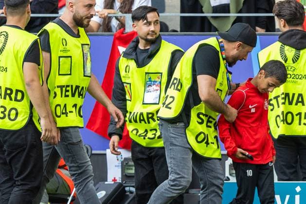 Turkiye v Portugal - UEFA EURO, EM, Europameisterschaft,Fussball 2024 Cristiano Ronaldo of Portugal takes a selfie with a young pitch invader during the UEFA Euro 2024 Group F match between Turkiye v Portugal, at the BVB Stadion Dortmund in Dortmund, Germany, on June 22, 2024. Dortmund Germany  Copyright: xAndrzejxIwanczukx originalFilename:iwanczuk-turkiyev240622_npzoI.jpg