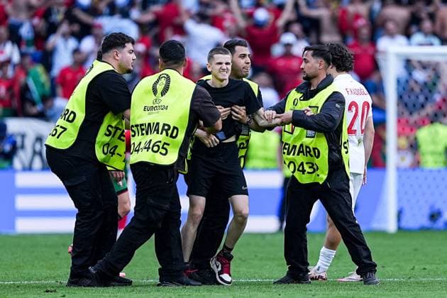 Dortmund, Germany, June 22th 2024: Young adult runs on the pitch to get a selfie with Cristiano Ronaldo (7 Portugal) during the UEFA EURO, EM, Europameisterschaft,Fussball 2024 Germany Group F football match between Turkiye and Portugal at BVB Stadion Dortmund in Dortmund, Germany. (Daniela Porcelli SPP)  Copyright: xDanielaxPorcellix xSPPx spp-en-DaPoSp-20240622-DP202995