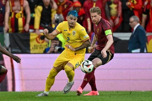 v. li. im Zweikampf Andrei Ratiu ( 2 of Romania) Kevin De Bruyne ( 7 of Belgium) 22.06.2024 Fussball Europameisterschaft in Deutschland Belgien vs Rumänien , Rheinenergiestadion, Koeln, NRW Germany