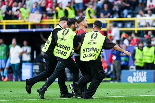 Dortmund, Germany, June 22th 2024: Stewards take a pitch invader away during the UEFA EURO, EM, Europameisterschaft,Fussball 2024 Germany Group F football match between Turkiye and Portugal at BVB Stadion Dortmund in Dortmund, Germany. (Daniela Porcelli SPP)  Copyright: xDanielaxPorcellix xSPPx spp-en-DaPoSp-20240622-DP203260