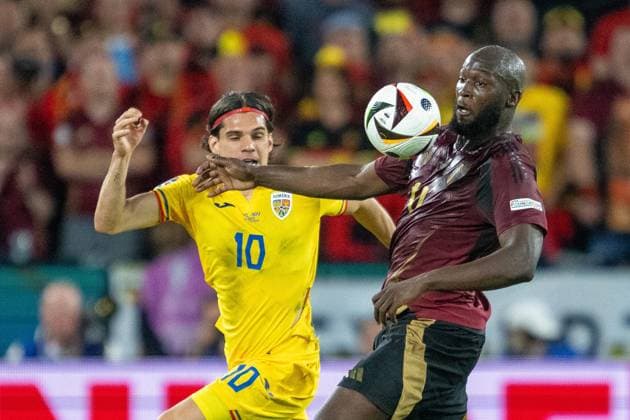 GER, EURO 2024, Group E, Belgien (BEL) vs Rumänien (ROU) 22.06.2024, Cologne Stadium, Koeln, GER, EURO 2024, Group E, Belgien (BEL) vs Rumänien (ROU) Im Bild: Romelu Lukaku (Belgien BEL, 10); Ball am Arm im Zweikampf, Duell, Dynamik, Aktion, Action, Spielszene; Janis Hagi (Rumänien ROU, 10);