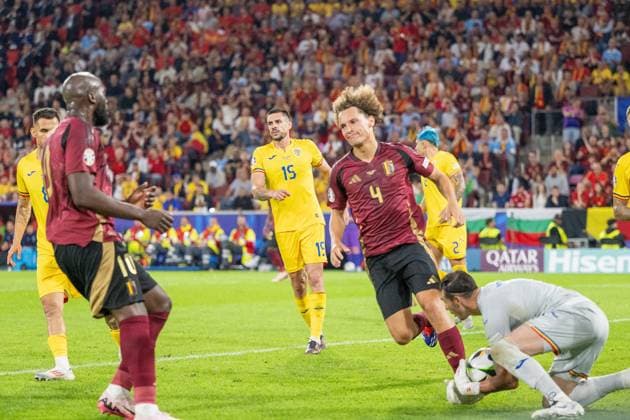 GER, EURO 2024, Group E, Belgien (BEL) vs Rumänien (ROU) 22.06.2024, Cologne Stadium, Koeln, GER, EURO 2024, Group E, Belgien (BEL) vs Rumänien (ROU) Im Bild: Romelu Lukaku (Belgien BEL, 10); Wout Faes (Belgien BEL, 04); Florin Nita (Rumänien ROU, 01); im Zweikampf, Duell, Dynamik, Aktion, Action, Spielszene;