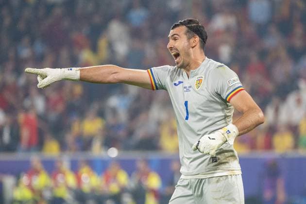 GER, EURO 2024, Group E, Belgien (BEL) vs Rumänien (ROU) 22.06.2024, Cologne Stadium, Koeln, GER, EURO 2024, Group E, Belgien (BEL) vs Rumänien (ROU) Im Bild: Florin Nita (Rumänien ROU, 01); zeigt Einzelaktion, Halbkörper Halbkoerper; Freisteller, Einzelbild, Aktion, Action, Spielszene; Gestik, Mimik, Emotionen;