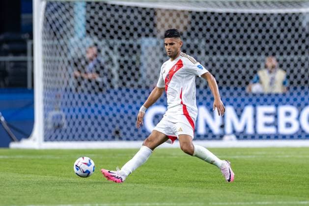 ARLINGTON, TX - JUNE 21: Peru defender Carlos Zambrano ( 5) passes the ball during the CONMEBOL Copa America match between Peru and Chile on June 21, 2024 at AT&T Stadium in Arlington, TX. (Photo by Matthew Visinsky Icon Sportswire) SOCCER: JUN 21 CONMEBOL Copa America - Peru vs Chile EDITORIAL USE ONLY Icon240621033