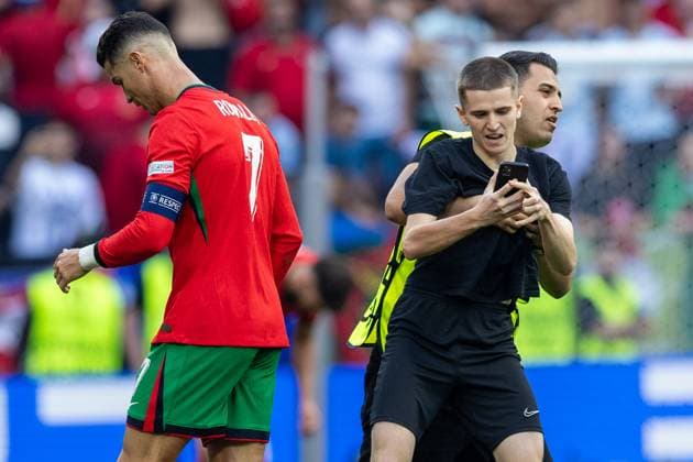 Turkiye v Portugal - UEFA EURO, EM, Europameisterschaft,Fussball 2024 A pitch invader takes a selfie photograph with Portugal forward Cristiano Ronaldo during the UEFA Euro 2024 Group F match between Turkiye v Portugal, at the BVB Stadion Dortmund in Dortmund, Germany, on June 22, 2024. Dortmund Germany  Copyright: xAndrzejxIwanczukx originalFilename:iwanczuk-turkiyev240622_npA67.jpg