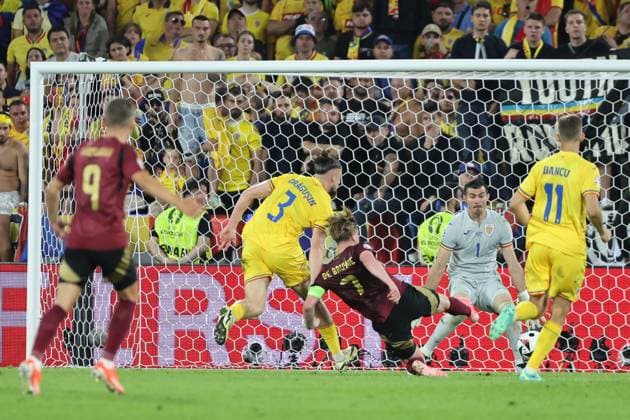 Tor zum 2:0, Torschütze Kevin De Bruyne (Belgien, Nr. 7) trifft im Zweikampf mit Radu Dragusin (Rumänien, Nr. 3) gegen Torwart Florin Nita (Rumänien, Nr. 1) zum Siegtreffer , Vorrundenspiel M22, BEL - ROU, Gruppe E, Fussball Europameisterschaft, Belgien gegen Rumänien, European Football Championship, Belgium vs. Romania, Köln, 22.06.2024, -