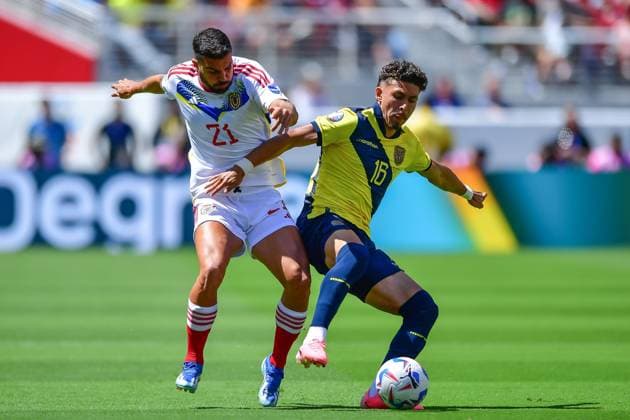 RECORD DATE NOT STATED Copa America USA 2024 Ecuador vs Venezuela Alexander Gonzalez (L) of Venezuela fights for the ball with Jeremy Sarmiento (R) of Ecuador during the game between Ecuador and Venezuela as part of the CONMEBOL Copa America USA 2024 group B, at Levis Stadium, on June 22, 2024 in Santa Clara, California, United States. SANTA CLARA CALIFORNIA UNITED STATES  Copyright: xIsaacxOrtizx 20240622174203_CA_GB_2024_ECU_VEN_SARMIENTO16