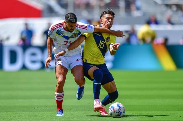RECORD DATE NOT STATED Copa America USA 2024 Ecuador vs Venezuela Alexander Gonzalez (L) of Venezuela fights for the ball with Jeremy Sarmiento (R) of Ecuador during the game between Ecuador and Venezuela as part of the CONMEBOL Copa America USA 2024 group B, at Levis Stadium, on June 22, 2024 in Santa Clara, California, United States. SANTA CLARA CALIFORNIA UNITED STATES  Copyright: xIsaacxOrtizx 20240622174204_CA_GB_2024_ECU_VEN_SARMIENTO14