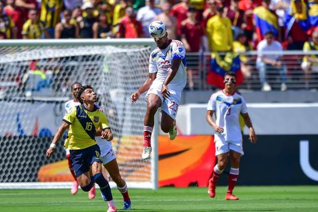RECORD DATE NOT STATED Copa America USA 2024 Ecuador 1-2 Venezuela Jeremy Sarmiento (L) of Ecuador fights for the ball with Salomon Rondon (R) of Venezuela during the game between Ecuador and Venezuela as part of the CONMEBOL Copa America USA 2024 group B, at Levis Stadium, on June 22, 2024 in Santa Clara, California, United States. SANTA CLARA CALIFORNIA UNITED STATES  Copyright: xIsaacxOrtizx 20240622175714_CA_GB_2024_ECU_VEN_RONDON31