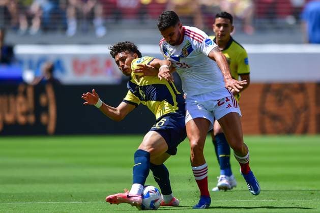RECORD DATE NOT STATED Copa America USA 2024 Ecuador vs Venezuela Jeremy Sarmiento (L) of Ecuador fights for the ball with Alexander Gonzalez (R) of Venezuela during the game between Ecuador and Venezuela as part of the CONMEBOL Copa America USA 2024 group B, at Levis Stadium, on June 22, 2024 in Santa Clara, California, United States. SANTA CLARA CALIFORNIA UNITED STATES  Copyright: xIsaacxOrtizx 20240622180033_CA_GB_2024_ECU_VEN_SARMIENTO38