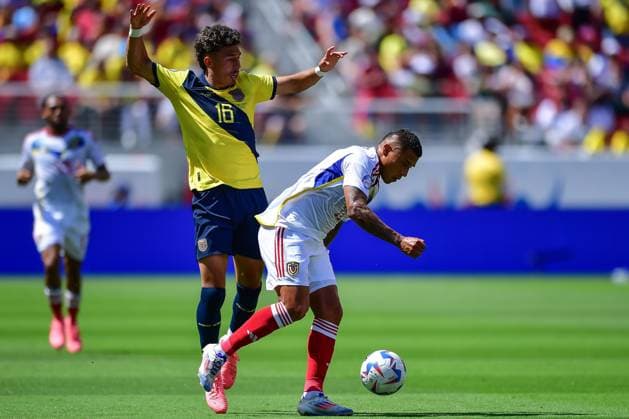 RECORD DATE NOT STATED Copa America USA 2024 Ecuador vs Venezuela Jeremy Sarmiento (L) of Ecuador fights for the ball with Darwin Machis (R) of Venezuela during the game between Ecuador and Venezuela as part of the CONMEBOL Copa America USA 2024 group B, at Levis Stadium, on June 22, 2024 in Santa Clara, California, United States. SANTA CLARA CALIFORNIA UNITED STATES  Copyright: xIsaacxOrtizx 20240622180526_CA_GB_2024_ECU_VEN_MACHIS47