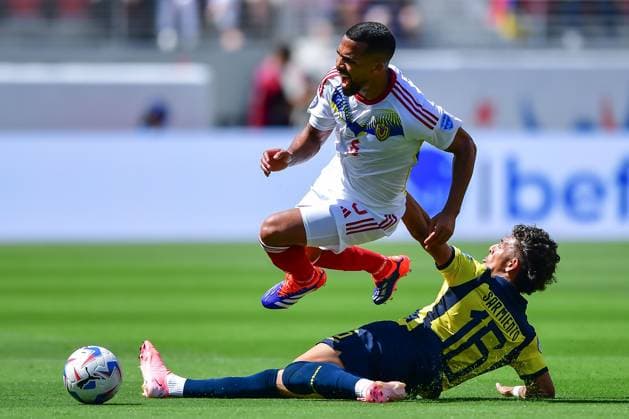 RECORD DATE NOT STATED Copa America USA 2024 Ecuador vs Venezuela Yangel Herrera (L) of Venezuela fights for the ball with Jeremy Sarmiento (R) of Ecuador during the game between Ecuador and Venezuela as part of the CONMEBOL Copa America USA 2024 group B, at Levis Stadium, on June 22, 2024 in Santa Clara, California, United States. SANTA CLARA CALIFORNIA UNITED STATES  Copyright: xIsaacxOrtizx 20240622180528_CA_GB_2024_ECU_VEN_HERRERA48