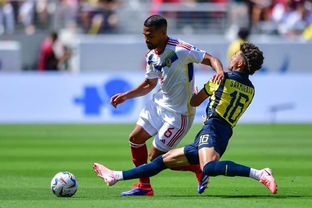 RECORD DATE NOT STATED Copa America USA 2024 Ecuador vs Venezuela Yangel Herrera (L) of Venezuela fights for the ball with Jeremy Sarmiento (R) of Ecuador during the game between Ecuador and Venezuela as part of the CONMEBOL Copa America USA 2024 group B, at Levis Stadium, on June 22, 2024 in Santa Clara, California, United States. SANTA CLARA CALIFORNIA UNITED STATES  Copyright: xIsaacxOrtizx 20240622180528_CA_GB_2024_ECU_VEN_HERRERA49