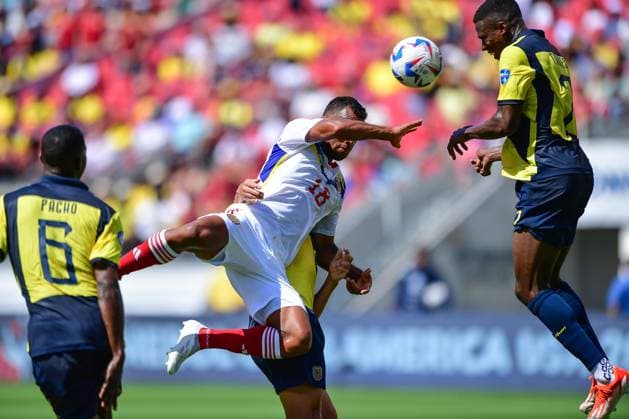 RECORD DATE NOT STATED Copa America USA 2024 Ecuador vs Venezuela Cristian Casseres (L) of Venezuela fights for the ball with Felix Torres (R) of Ecuador during the game between Ecuador and Venezuela as part of the CONMEBOL Copa America USA 2024 group B, at Levis Stadium, on June 22, 2024 in Santa Clara, California, United States. SANTA CLARA CALIFORNIA UNITED STATES  Copyright: xIsaacxOrtizx 20240622180854_CA_GB_2024_ECU_VEN_CASSERES55