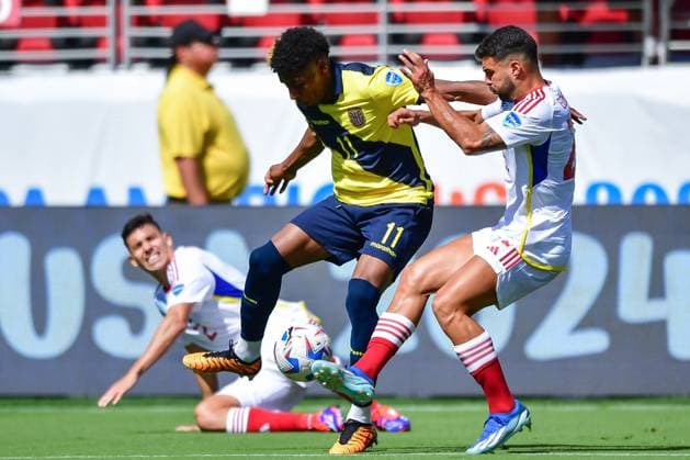 RECORD DATE NOT STATED Copa America USA 2024 Ecuador vs Venezuela Kevin Rodriguez (L) of Ecuador fights for the ball with Alexander Gonzalez (R) of Venezuelz during the game between Ecuador and Venezuela as part of the CONMEBOL Copa America USA 2024 group B, at Levis Stadium, on June 22, 2024 in Santa Clara, California, United States. SANTA CLARA CALIFORNIA UNITED STATES  Copyright: xIsaacxOrtizx 20240622182720_CA_GB_2024_ECU_VEN_RODRIGUEZ73