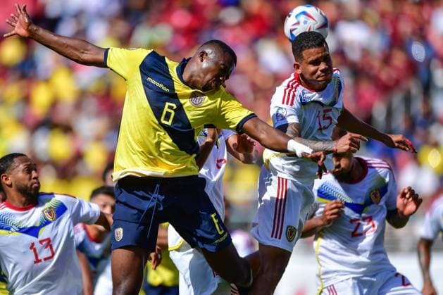 RECORD DATE NOT STATED Copa America USA 2024 Ecuador vs Venezuela Willian Pacho (L) of Ecuador jumps for the ball with Miguel Navarro (R) of Venezuela during the game between Ecuador and Venezuela as part of the CONMEBOL Copa America USA 2024 group B, at Levis Stadium, on June 22, 2024 in Santa Clara, California, United States. SANTA CLARA CALIFORNIA UNITED STATES  Copyright: xIsaacxOrtizx 20240622184718_CA_GB_2024_ECU_VEN_PACHO90