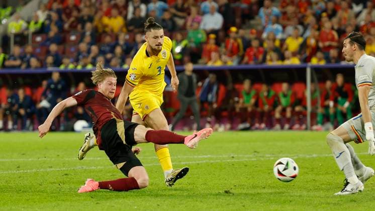 22.06.2024, Fussball, Euro 2024, Vorrunde, Belgien - Rumaenien, GER, Koeln, Cologne Stadium Bild: v. li. Kevin De Bruyne (Belgium, 7), Goal scored, erziehlt das Tor zum 2:1, celebrate the goal, Radu Dragusin (Romania, 3) und Torwart, Goalkeeper Florin Nita (Romania, 1) Copyright: HMBxMedia xHeikoxBecker