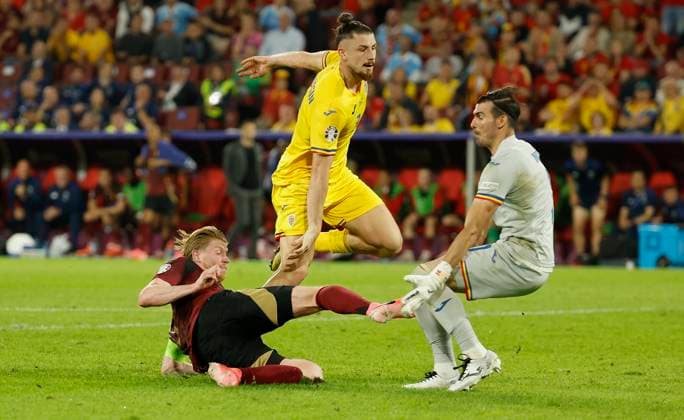 Sport Bilder des Tages 22.06.2024, Fussball, Euro 2024, Vorrunde, Belgien - Rumaenien, GER, Koeln, Cologne Stadium Bild: v. li. Kevin De Bruyne (Belgium, 7), Goal scored, erziehlt das Tor zum 2:1, celebrate the goal, Radu Dragusin (Romania, 3) und Torwart, Goalkeeper Florin Nita (Romania, 1) Copyright: HMBxMedia xHeikoxBecker