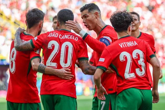 EM 2024: Türkei - Portugal am 22.06.2024 in dem BVB Stadion Dortmund in Dortmund Die Mannschaft der Portugiesen jubelt und freut sich über das Eigentor von Samet Akaydin ( 4, Türkei Tuerkei) zum 0 zu 2, hier u.a. mit Bruno Fernandes ( 8, Portugal) , Joao Cancelo ( 20, Portugal) , Cristiano Ronaldo ( 7, Portugal) , Vitinha ( 23, Portugal)