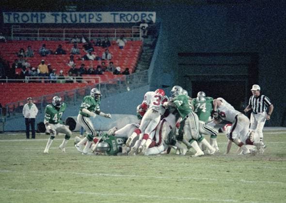 Archivbilder der Woche SPORT KW25 May 11, 1984, Washington, District Of Columbia, USA: Running back Herschel Walker (34) carries the ball during game action from the United States Football League (USFL) game featuring the New Jersey Generals against the Washington Federals at RFK Stadium in Washington, DC on Friday, May 11, 1984. At the time, the Generals were owned by real estate developer Donald Trump. There is a reference to Trump™s ownership of the team in the upper left corner of the photo. The Federals won the game 31 - 17 New Jersey Generals v. Washington Federals  - ZUMAc306 19840511_aaa_c306_001 Copyright: xHowardxL.xSachsx-xCnpx