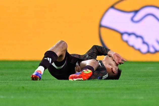 RECORD DATE NOT STATED Copa America USA 2024 Mexico vs Jamaica Edson Alvarez of Mexico leaves the match injured during the game between Mexican national team, Nationalteam (Mexico) and Jamaica as part of the CONMEBOL Copa America USA 2024 group B, at NRG Stadium, on June 22, 2024 in Houston, Texas, United States. HOUSTON TEXAS UNITED STATES  Copyright: xJorgexMartinezx 20240622203636_CA_GB_2024_MEX_JAM_ALVAREZ93