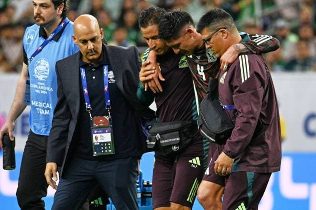 RECORD DATE NOT STATED Copa America USA 2024 Mexico vs Jamaica Edson Alvarez of Mexico leaves the match injured during the game between Mexican national team, Nationalteam (Mexico) and Jamaica as part of the CONMEBOL Copa America USA 2024 group B, at NRG Stadium, on June 22, 2024 in Houston, Texas, United States. HOUSTON TEXAS UNITED STATES  Copyright: xDavidxLeahx 20240622204322_CA_GB_2024_MEX_JAM_ALVAREZ115