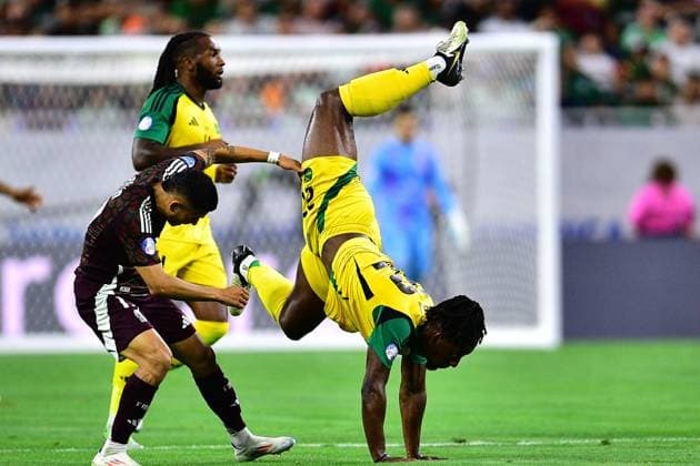 RECORD DATE NOT STATED Copa America USA 2024 Mexico vs Jamaica Orbelin Pineda (L) of Mexico fights for the ball with Greg Leigh (R) of Jamaica during the game between Mexican national team, Nationalteam (Mexico) and Jamaica as part of the CONMEBOL Copa America USA 2024 group B, at NRG Stadium, on June 22, 2024 in Houston, Texas, United States. HOUSTON TEXAS UNITED STATES  Copyright: xAdrianxMaciasx 20240622204559_CA_GB_2024_MEX_JAM_LEIGH120