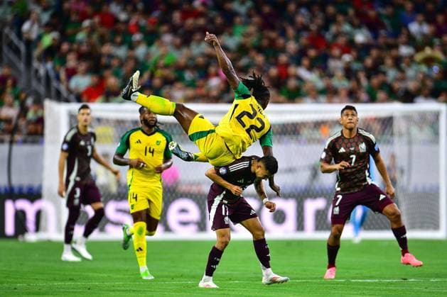 RECORD DATE NOT STATED Copa America USA 2024 Mexico vs Jamaica Orbelin Pineda (L) of Mexico fights for the ball with Greg Leigh (R) of Jamaica during the game between Mexican national team, Nationalteam (Mexico) and Jamaica as part of the CONMEBOL Copa America USA 2024 group B, at NRG Stadium, on June 22, 2024 in Houston, Texas, United States. HOUSTON TEXAS UNITED STATES  Copyright: xAdrianxMaciasx 20240622204605_CA_GB_2024_MEX_JAM_LEIGH123