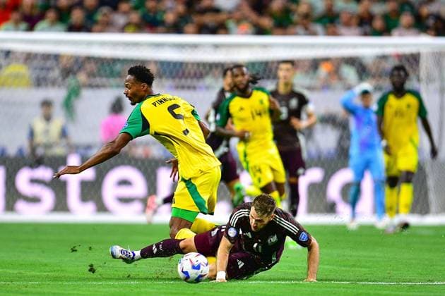 RECORD DATE NOT STATED Copa America USA 2024 Mexico vs Jamaica Ethan Pinnock (R) of Jamaica fights for the ball with Santiago Gimenez (R) of Mexico during the game between Mexican national team, Nationalteam (Mexico) and Jamaica as part of the CONMEBOL Copa America USA 2024 group B, at NRG Stadium, on June 22, 2024 in Houston, Texas, United States. HOUSTON TEXAS UNITED STATES  Copyright: xAdrianxMaciasx 20240622204607_CA_GB_2024_MEX_JAM_GIMENEZ118