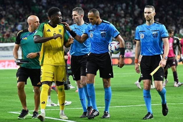 RECORD DATE NOT STATED Copa America USA 2024 Mexico vs Jamaica Di shon Bernard of Jamaica and. Referee Ismail Elfath of USA during the game between Mexican national team, Nationalteam (Mexico) and Jamaica as part of the CONMEBOL Copa America USA 2024 group B, at NRG Stadium, on June 22, 2024 in Houston, Texas, United States. HOUSTON TEXAS UNITED STATES  Copyright: xDavidxLeahx 20240622210353_CA_GB_2024_MEX_JAM_ELFATH130