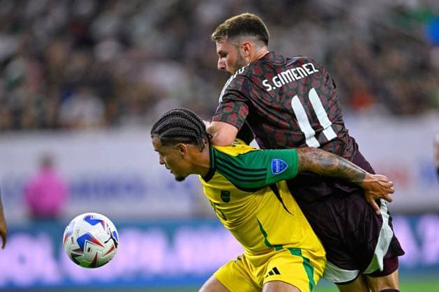 RECORD DATE NOT STATED Copa America USA 2024 Mexico vs Jamaica Joel Latibeaudiere (L) of Jamaica fights of the ball with Santiago Gimenez (R) of Mexico during the game between Mexican national team, Nationalteam (Mexico) and Jamaica as part of the CONMEBOL Copa America USA 2024 group B, at NRG Stadium, on June 22, 2024 in Houston, Texas, United States. HOUSTON TEXAS UNITED STATES  Copyright: xJorgexMartinezx 20240622210859_CA_GB_2024_MEX_JAM_LATIBEAUDIERE143