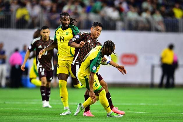 RECORD DATE NOT STATED Copa America USA 2024 Mexico vs Jamaica Kasey Palmer (L) of Jamaica, Luis Romo (C) of Mexico and Bobby Reid (R) of Jamaica during the game between Mexican national team, Nationalteam (Mexico) and Jamaica as part of the CONMEBOL Copa America USA 2024 group B, at NRG Stadium, on June 22, 2024 in Houston, Texas, United States. HOUSTON TEXAS UNITED STATES  Copyright: xAdrianxMaciasx 20240622212841_CA_GB_2024_MEX_JAM_ROMO160