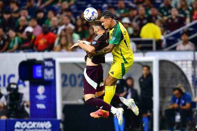 RECORD DATE NOT STATED Copa America USA 2024 Mexico vs Jamaica Santiago Gimenez (L) of Mexico jumps for the ball with Joel Latibeaudiere (R) of Jamaica during the game between Mexican national team, Nationalteam (Mexico) and Jamaica as part of the CONMEBOL Copa America USA 2024 group B, at NRG Stadium, on June 22, 2024 in Houston, Texas, United States. HOUSTON TEXAS UNITED STATES  Copyright: xAdrianxMaciasx 20240622212842_CA_GB_2024_MEX_JAM_GIMENEZ166