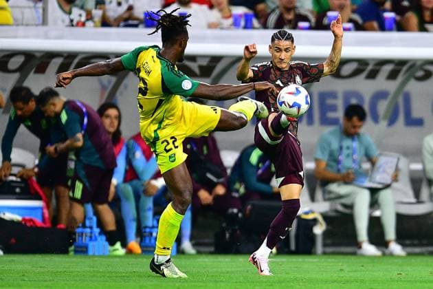 RECORD DATE NOT STATED Copa America USA 2024 Mexico vs Jamaica Greg Leigh (L) of Jamaica fights for the ball with Uriel Antuna (R) of Mexico during the game between Mexican national team, Nationalteam (Mexico) and Jamaica as part of the CONMEBOL Copa America USA 2024 group B, at NRG Stadium, on June 22, 2024 in Houston, Texas, United States. HOUSTON TEXAS UNITED STATES  Copyright: xAdrianxMaciasx 20240622220021_CA_GB_2024_MEX_JAM_ANTUNA215