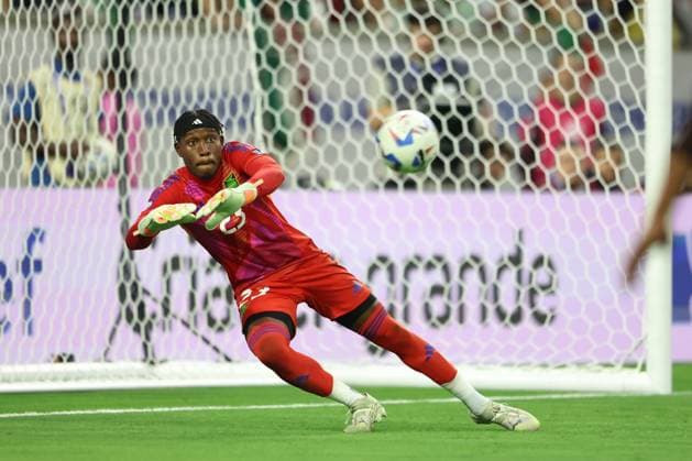 June 22, 2024, Houston, Houston, Tx, USA: Jahmali Waite of Jamaica saves the ball during a match between Mexico and Jamaica as part of group B of CONMEBOL Copa America 2024 at NRG Stadium on June 22, 2024 in Houston, USA. ( PxImages) Houston USA - ZUMAp175 20240622_zsa_p175_032 Copyright: xAlejandroxSalazarx