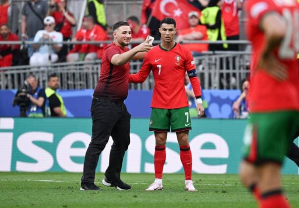Cristiano Ronaldo (Portugal) wurde mehrfach von Selfie Flitzern bedrängt 22.06.2024, Fussball Europameisterschaft 2024, Vorrunde, 2. Spieltag Türkei - Portugal Dortmund Signal Iduna Park Nordrhein Westfalen Deutschland