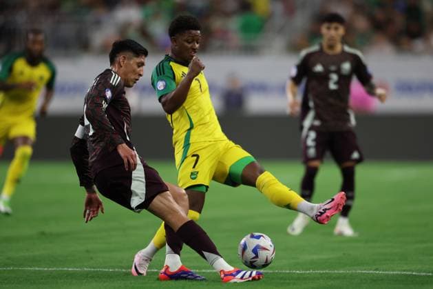 June 22, 2024, Houston, Houston, Tx, USA: J. Vasquez of Mexico passes the ball under the pressure of D. Gray of Jamaica during a match between Mexico and Jamaica as part of group B of CONMEBOL Copa America 2024 at NRG Stadium on June 22, 2024 in Houston, USA. ( PxImages) Houston USA - ZUMAp175 20240622_zsa_p175_035 Copyright: xAlejandroxSalazarx