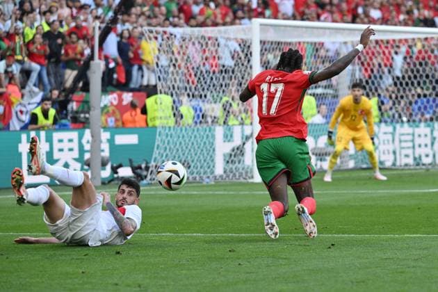 Rafael Leao (Portugal) mit einer Schwalbe, links Samet Akaydin (Türkei) 22.06.2024, Fussball Europameisterschaft 2024, Vorrunde, 2. Spieltag Türkei - Portugal 0:3 Dortmund Signal Iduna Park Nordrhein Westfalen Deutschland