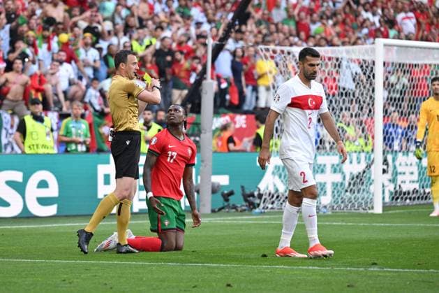 Schiedsrichter Felix Zwayer zeigt Rafael Leao (Portugal) für eine Schwalbe die Gelbe Karte 22.06.2024, Fussball Europameisterschaft 2024, Vorrunde, 2. Spieltag Türkei - Portugal 0:3 Dortmund Signal Iduna Park Nordrhein Westfalen Deutschland