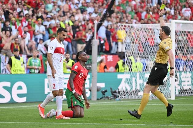 Schiedsrichter Felix Zwayer zeigt Rafael Leao (Portugal) für eine Schwalbe die Gelbe Karte 22.06.2024, Fussball Europameisterschaft 2024, Vorrunde, 2. Spieltag Türkei - Portugal 0:3 Dortmund Signal Iduna Park Nordrhein Westfalen Deutschland