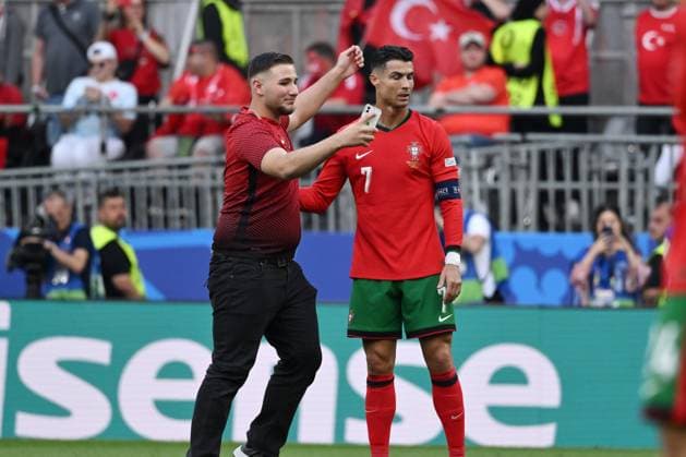 Ein Flitzer bedrängt Cristiano Ronaldo (Portugal) für ein Selfie, Ronaldo wendet sich ab 22.06.2024, Fussball Europameisterschaft 2024, Vorrunde, 2. Spieltag Türkei - Portugal 0:3 Dortmund Signal Iduna Park Nordrhein Westfalen Deutschland