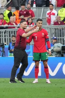 Flitzer rennt zu Cristiano Ronaldo (Portugal, 07) und will mit seinem Handy ein Selfie mit ihm machen - Dortmund 22.06.2024: Türkei vs. Portugal, EURO2024 M23, Gruppe F, EM-Arena Dortmund