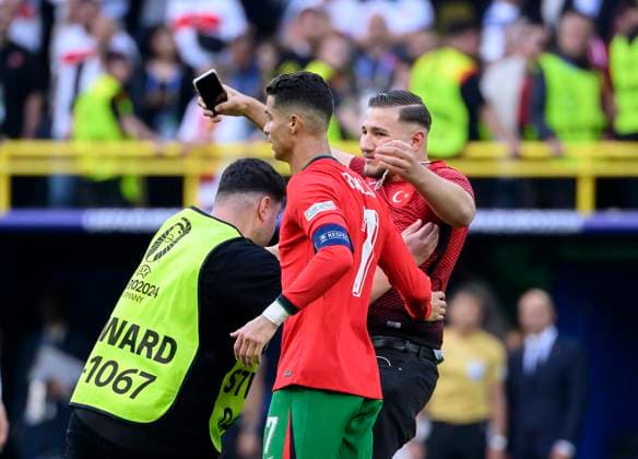 ein Flitzer auf dem Platz moechte ein Selfie mit Cristiano RONALDO (POR) nachen, ein Orner traengt ihn ab. Vorrunde 2. Spieltag, Gruppe F, Match M23, Tuerkei (TUR) - Portugal (POR) 0:3, am 22.06.2024 in Dortmund Deutschland. Fussball Europameisterschaft 2024 vom 14.06. - 14.07.2024 in Deutschland. Â